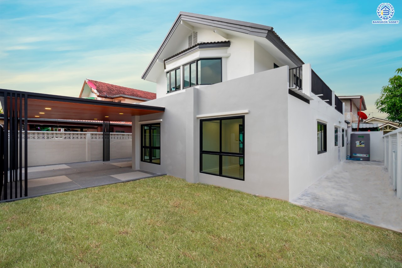 บ้านมือสองตกแต่งใหม่ ม.กฤษดานคร แจ้งวัฒนะ เนื้อที่ 63 ตร.ว. ฟังก์ชันจัดเต็ม 3 ห้องนอน 2 ห้องน้ำ 1 ห้องอเนกประสงค์ จอดรถได้ 2 คัน ดีไซน์ Classic บนทำเลศักยภาพ เชื่อมต่อหลายเส้นทาง ใกล้ทางด่วนแจ้งวัฒนะ, เซ็นทรัลแจ้งวัฒนะ และรถไฟฟ้าสายสีชมพู "สถานีแจ้งวัฒนะ-ปากเกร็ด 28"